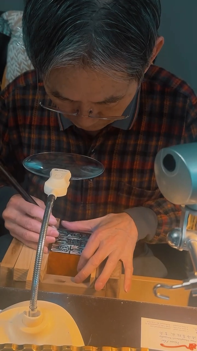 Tseng Miao-Yuean hand-carving a seal