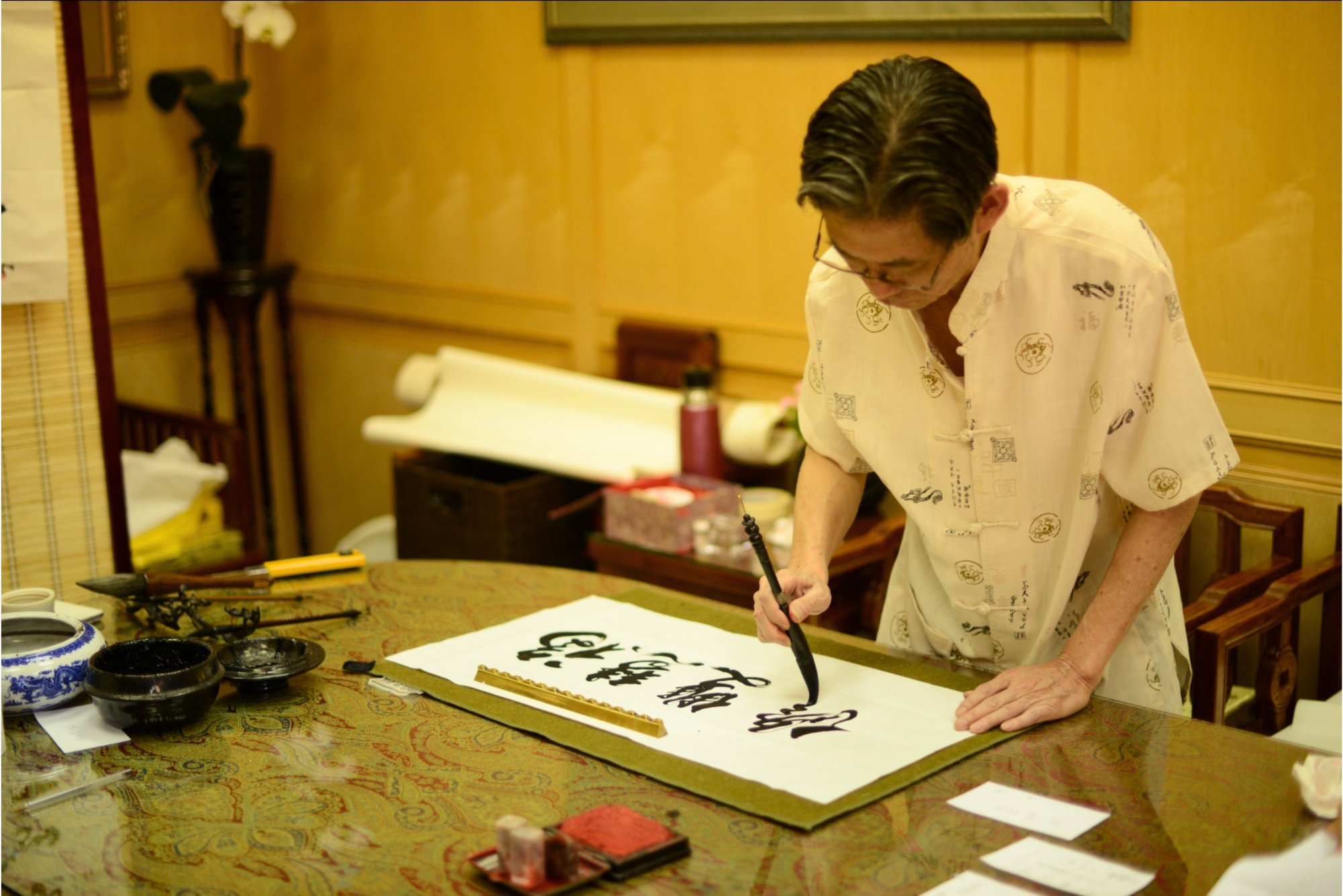 曾淼源於工作室揮毫 · Tseng Miao-Yuean writing calligraphy in his studio